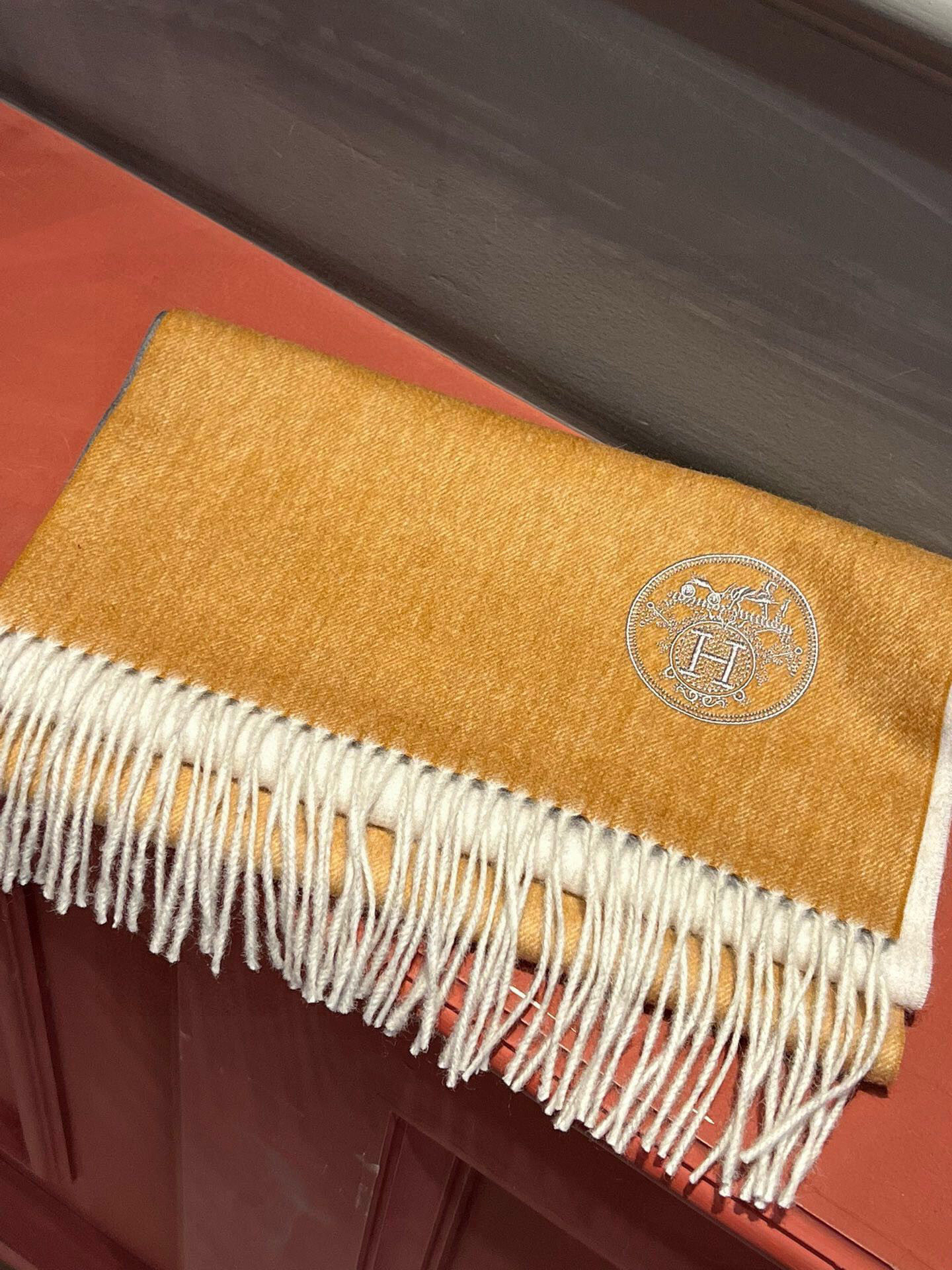  ✨✨太美了😍 爱马仕 美到要尖叫😱专柜最新款🎊英伦欧美范儿「多色渐变」又是一款即时尚又实用的大围巾&长