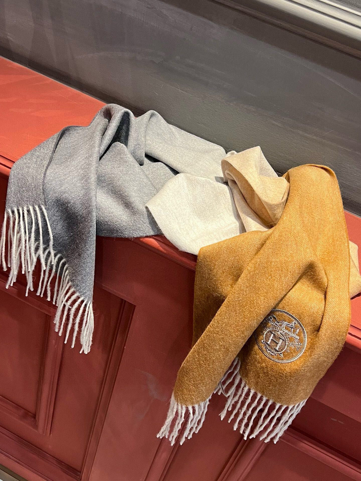  ✨✨太美了😍 爱马仕 美到要尖叫😱专柜最新款🎊英伦欧美范儿「多色渐变」又是一款即时尚又实用的大围巾&长