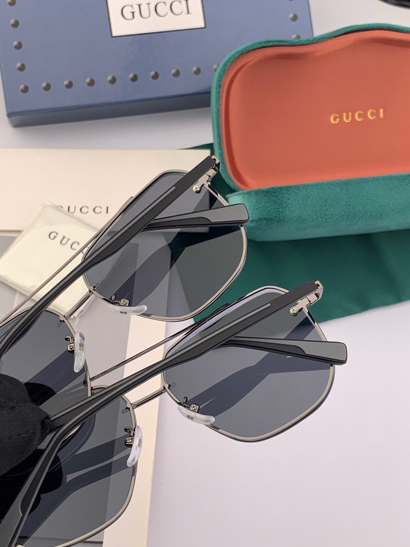 GUCCI 男款炫彩飞行员偏光太阳镜 ❤️材质：高清尼龙加厚卡槽高清偏光镜片 🌹无边框镜架💕颜 型号：G