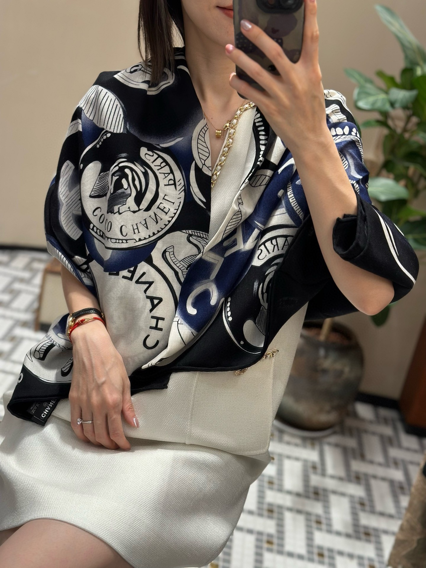 NO:341786,New [Coin] High cost-effective Chanel [Double-sided and same color] High density High craftsmanship 140*140 shawl, 70 cashmere 30 silk, double-sided and double-color, true elegance is enduring after time test, coco's legend hides the philosophical spirit of the fashion circle Chanel1910 opened its first store in Paris 31ruecambon. The classic color scheme is Chanel's iconic color Black emphasizes the root of things, among the classic works of chanel, coco makes black popular, and now black still dominates the fashion world High version scarf, high version scarf, chanel, chanel, real silk, shawls19860909 上新【钱币】 高性价比香奈儿【双面同色】 高密度 高工艺 140*140大披肩,70羊绒30真丝,双面双色,真正的优雅是经过时间检验而经久不衰 ,coco的传奇一身藏着时尚圈的哲学精神 Chanel1910开了第一家店在的巴黎31ruecambon. 经典的配色是香奈儿标志性 颜色 黑色强调了事物的根本,chanel的经典之作中是coco让黑色流行,现在黑色仍然统治着时尚界 高版本围巾,高版本围巾,chanel,chanel,real silk,shawls,scarf