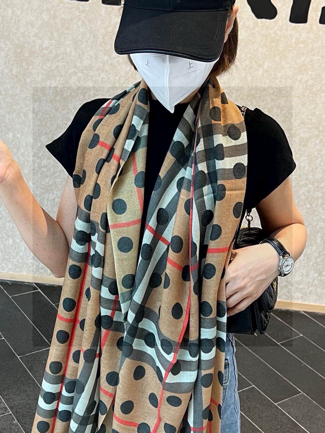 NO:341713,Burberry's latest model is a very easy-to-match holiday and daily life style. When you see it, you want to go on vacation and wear it very well. You will look so energetic. You don't need to say much. You can see the details clearly. You will definitely like high-standard quality 190*70cm high-version scarf, high-version scarf, burberry19860909巴宝莉 官网最最新款 度假及日常都非常好搭配的款订单私流一看到就想去度假平时穿搭也非常好搭配,整个人看起来都会神采奕奕好多不用多说,细节品质都看得清楚,绝对获赞的高规格品质190*70cm高版本围巾,高版本围巾,burberry,scarf