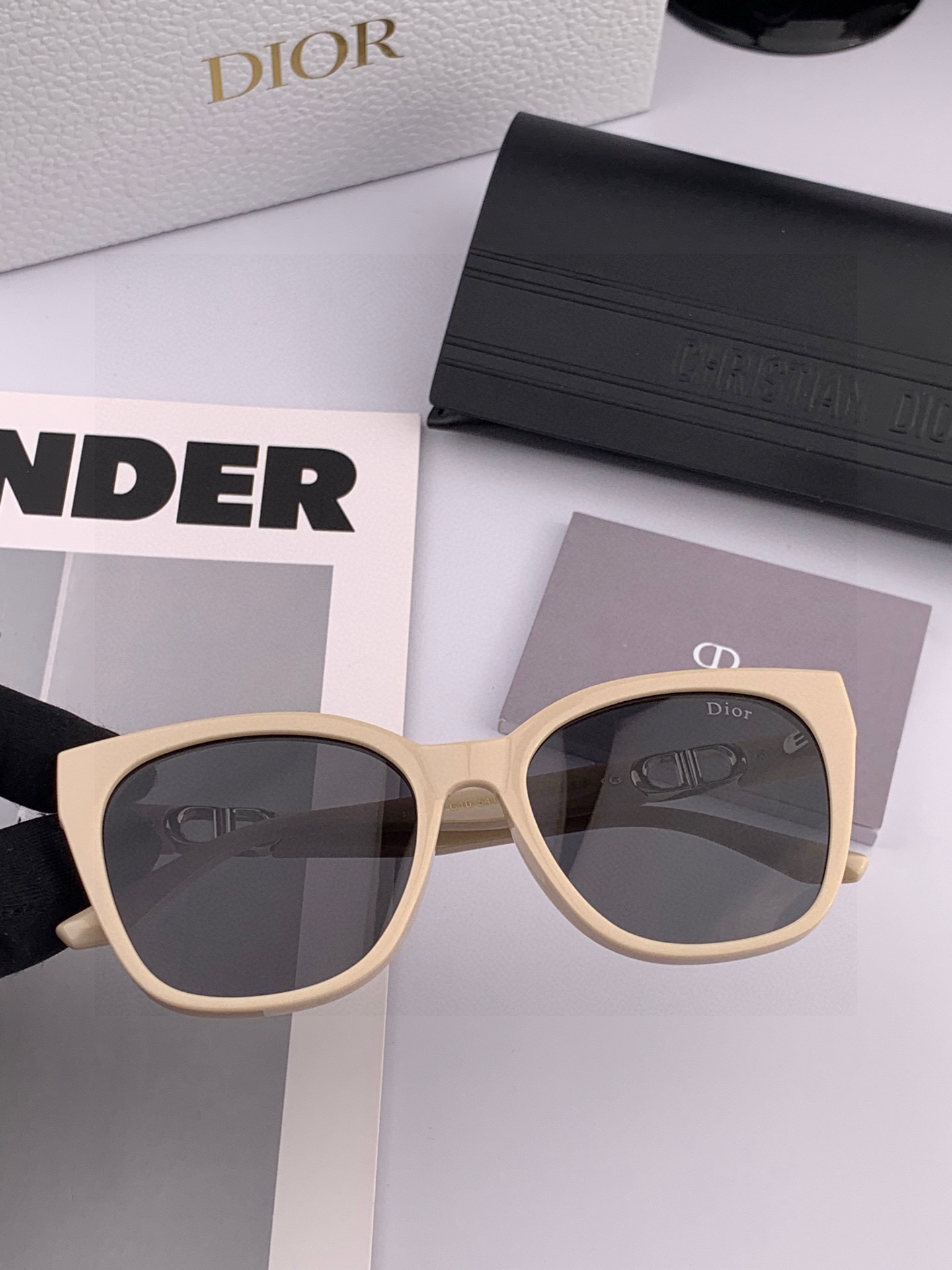 【DIOR】2025新款潮流爆款 时尚方框太阳镜 佩戴舒适 网红潮款墨镜 女士高清加厚偏光太阳镜🕶️ 🎉