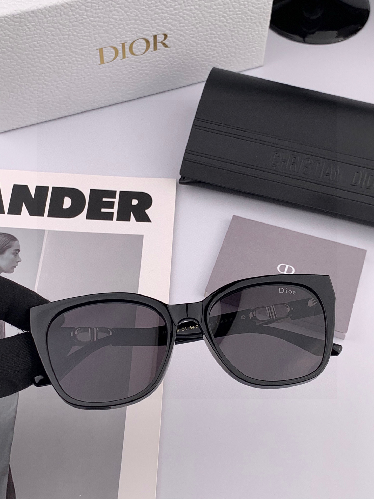 【DIOR】2025新款潮流爆款 时尚方框太阳镜 佩戴舒适 网红潮款墨镜 女士高清加厚偏光太阳镜🕶️ 🎉