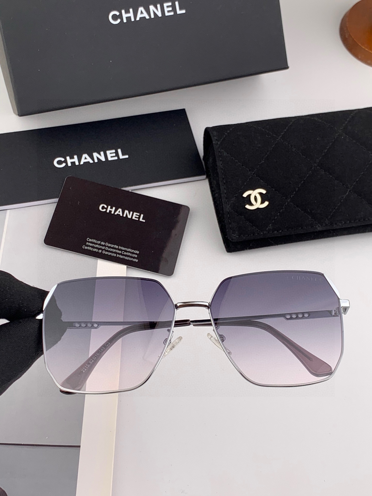 新品CHANEL 香奈儿太阳镜以独特魅力和前卫风格诠释春夏最新眼镜，质感超好佩带舒适 型号：CH2581