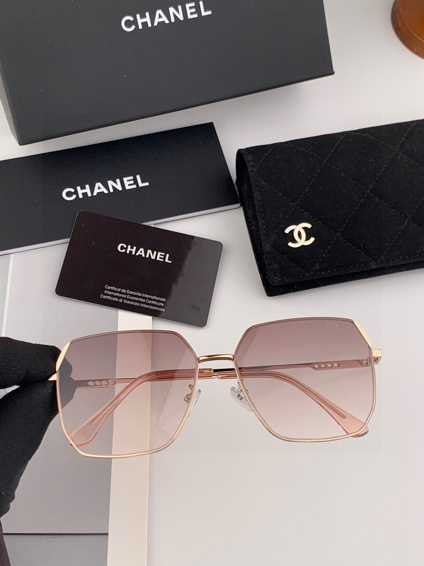 新品CHANEL 香奈儿太阳镜以独特魅力和前卫风格诠释春夏最新眼镜，质感超好佩带舒适 型号：CH2581