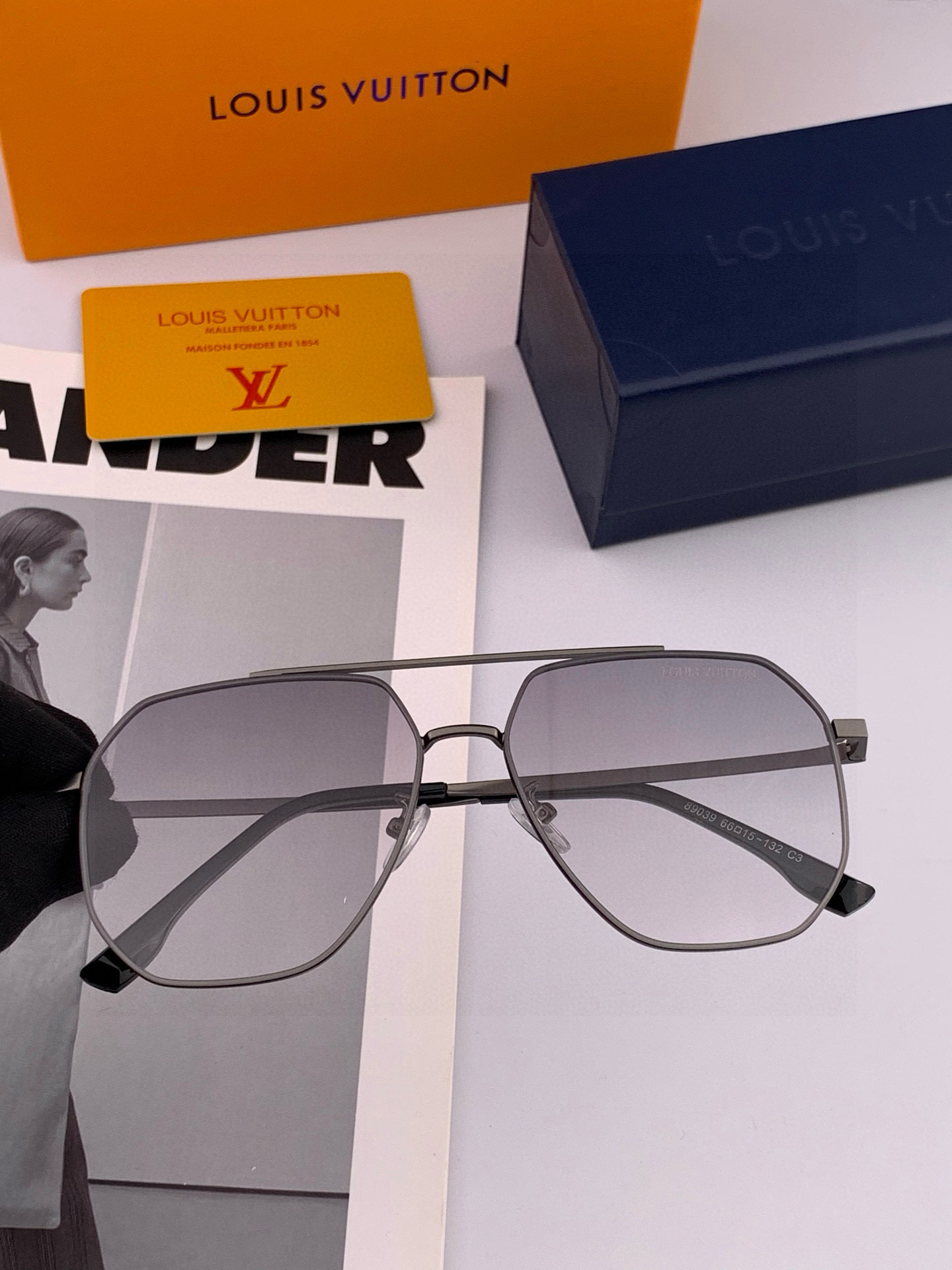 LV 男款炫彩飞行员偏光太阳镜 ❤️材质：高清尼龙加厚卡槽高清偏光镜片 🌹无边框镜架💕颜👍型号：L089