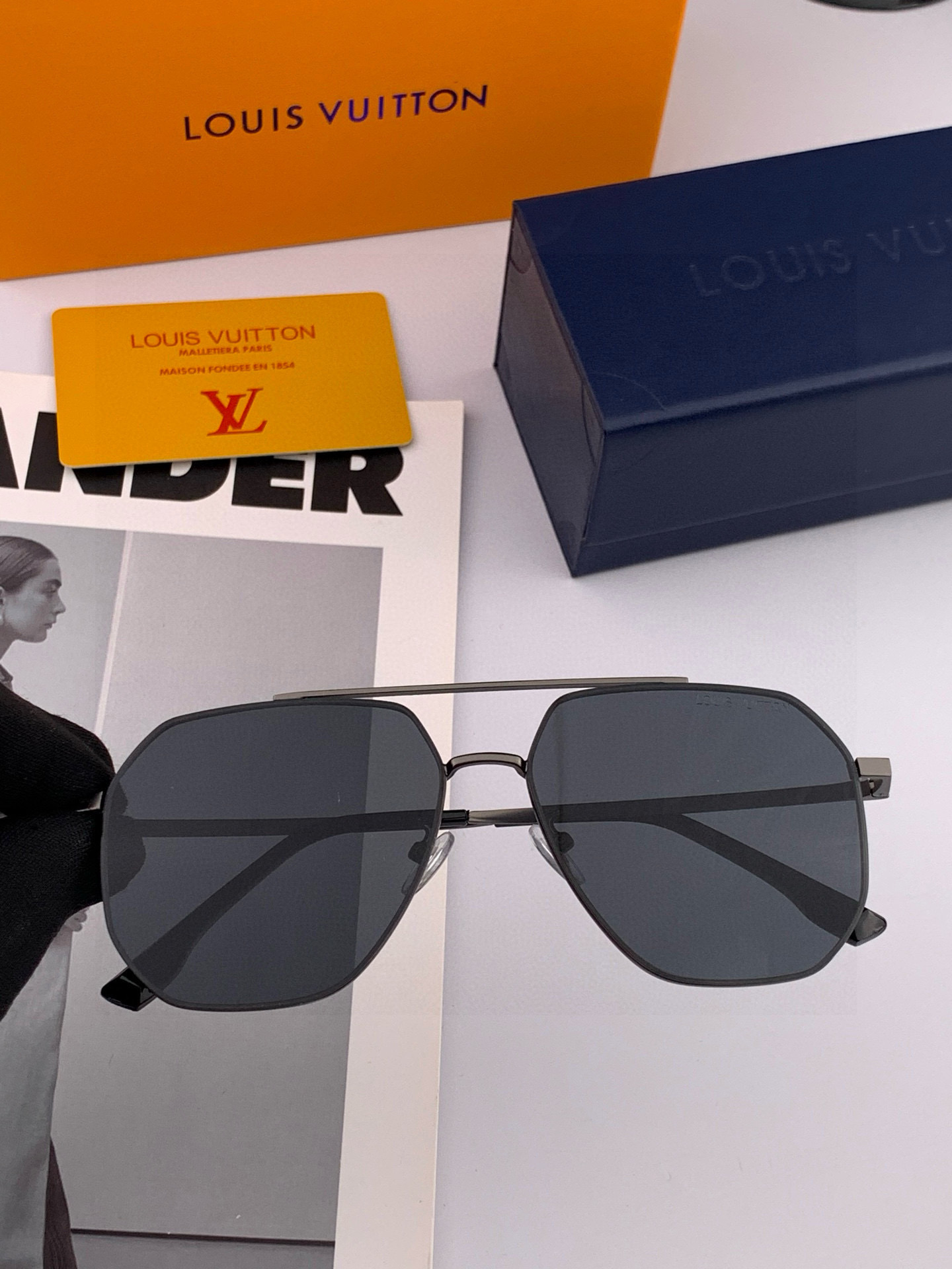 LV 男款炫彩飞行员偏光太阳镜 ❤️材质：高清尼龙加厚卡槽高清偏光镜片 🌹无边框镜架💕颜👍型号：L089
