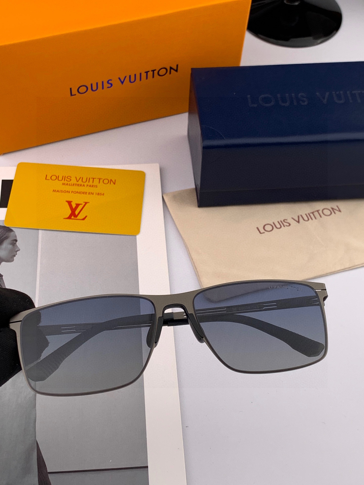 ♦️LV 2025新款男女情侣款太阳镜多边形墨镜iP电镀永不褪色 超轻超有弹性整幅眼镜无螺丝重要的是压不