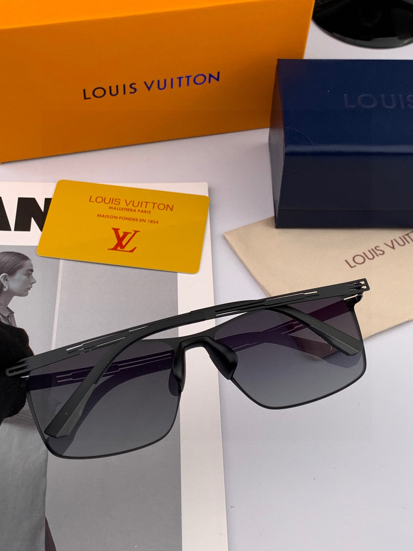 ♦️LV 2025新款男女情侣款太阳镜多边形墨镜iP电镀永不褪色 超轻超有弹性整幅眼镜无螺丝重要的是压不