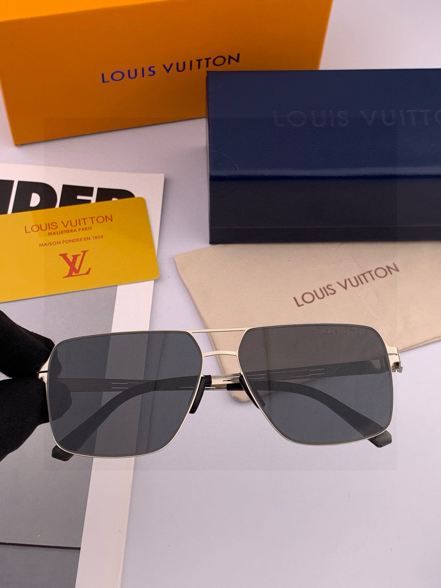 GUCCI 男款炫彩飞行员偏光太阳镜 ❤️材质：高清尼龙加厚卡槽高清偏光镜片 🌹无边框镜架💕颜👍型号：G