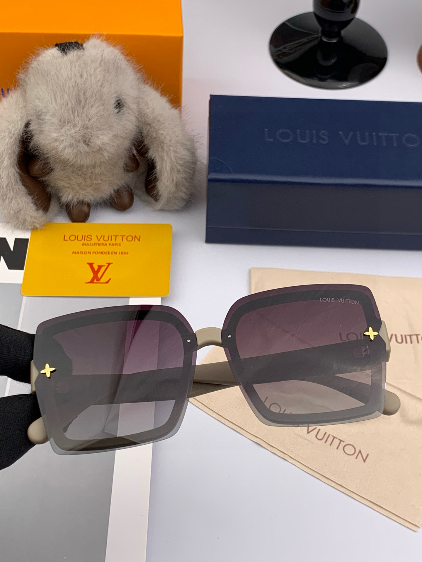 lv大框太阳镜墨镜经典的方框设计，不挑脸型，无论搭配大衣还是连衣裙都非常显气质预防紫外线 型号：L729