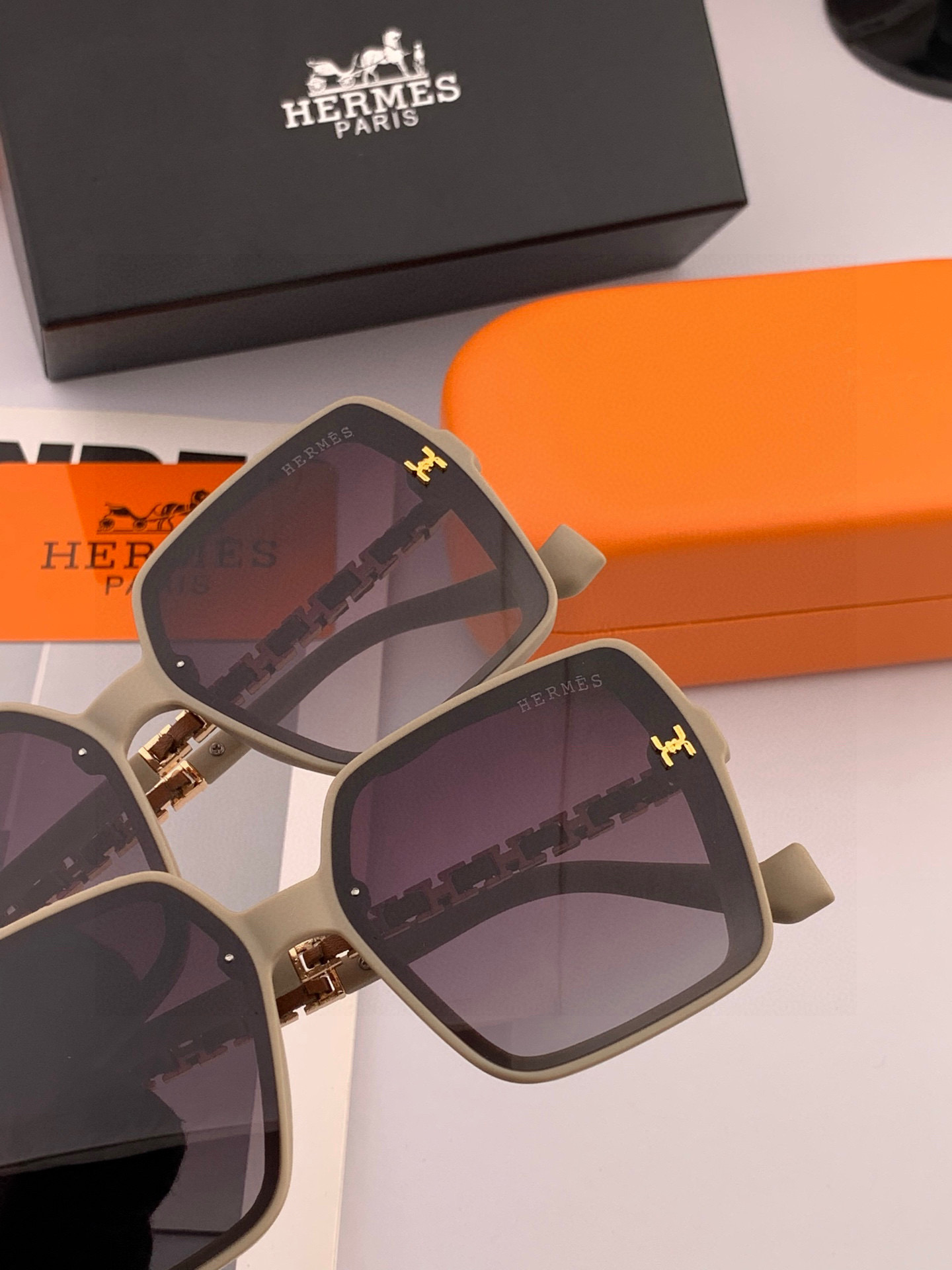 【TR偏光系列】爱马仕 经典的方框设计，不挑脸型，无论搭配大衣还是连衣裙都非常显气质偏光镜片预防紫外线 