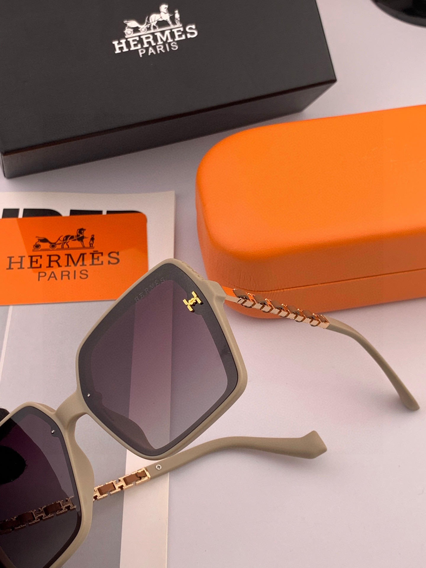 【TR偏光系列】爱马仕 经典的方框设计，不挑脸型，无论搭配大衣还是连衣裙都非常显气质偏光镜片预防紫外线 