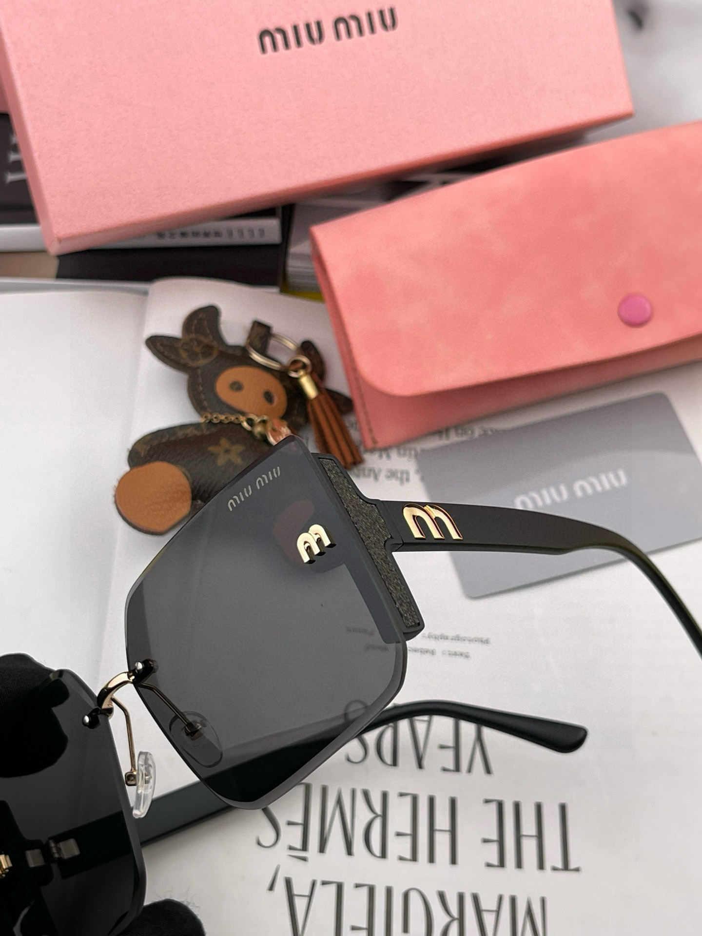 🔺 【缪缪 】2025开春新款 潮流爆款 时尚方框太阳镜 高品质 佩戴舒适 网红潮款墨镜 女士高清太阳镜