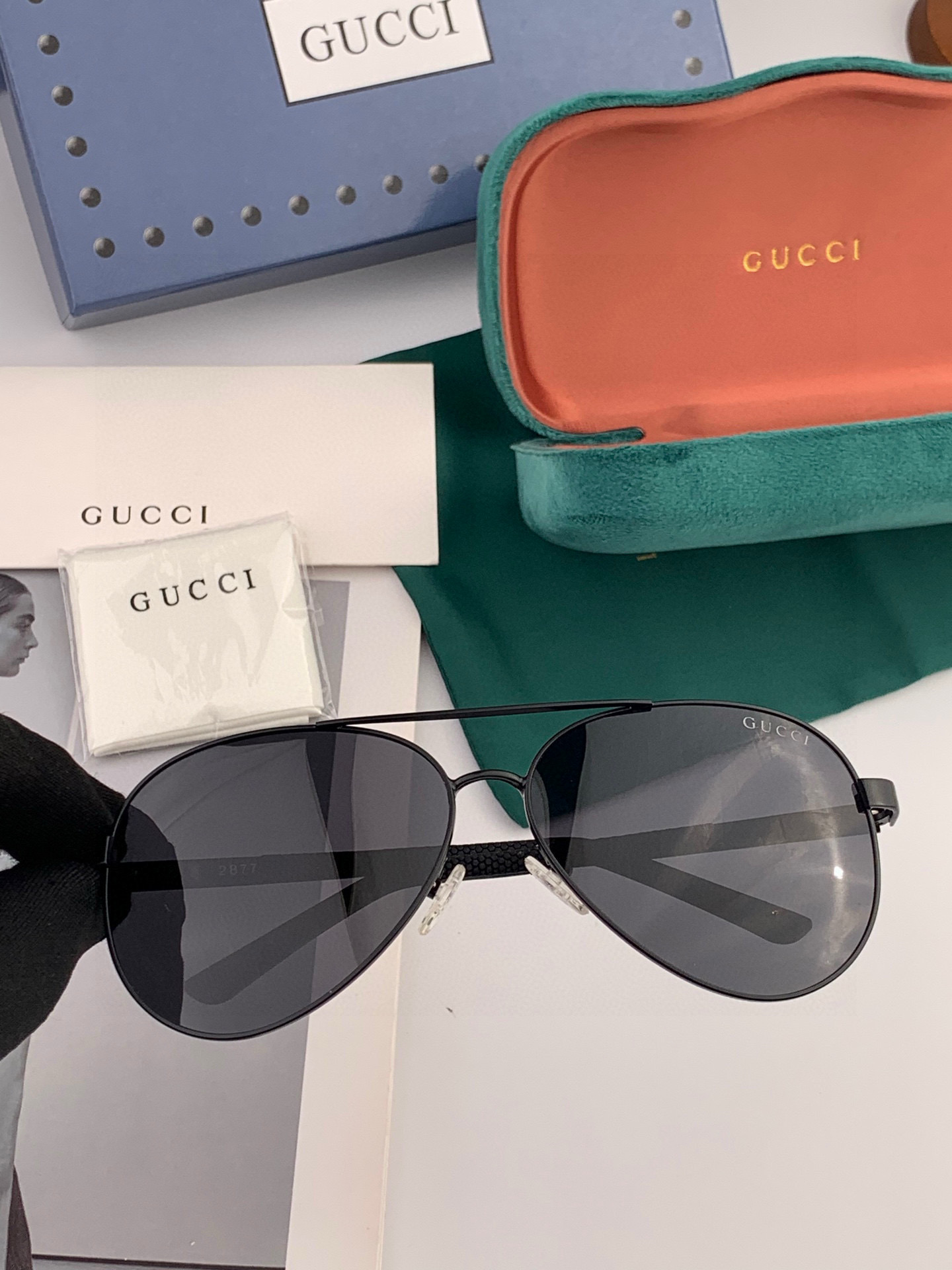 GUCCI 官网同步。 高品质男女款墨镜 👍 进口宝丽来偏光镜片 。蛤蟆镜 开车钓鱼都可 。型号：G72