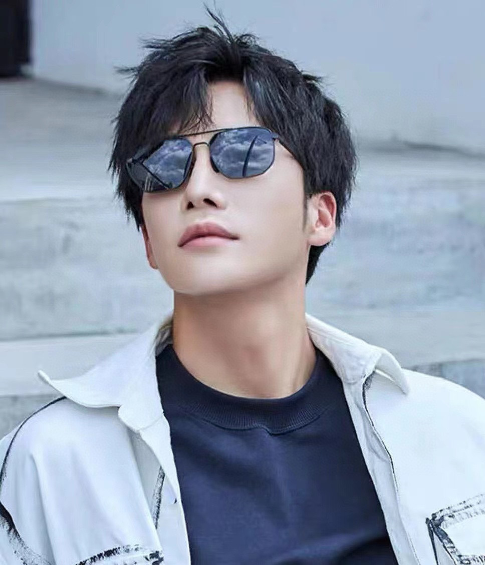 GUCCI 官网同步。 高品质男女款墨镜 👍 进口宝丽来偏光镜片 。蛤蟆镜 开车钓鱼都可 。型号：G33