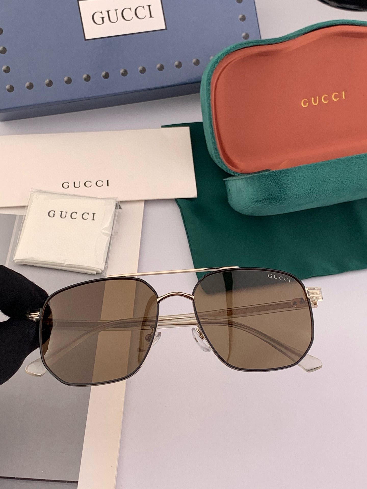 GUCCI 官网同步。 高品质男女款墨镜 👍 进口宝丽来偏光镜片 。蛤蟆镜 开车钓鱼都可 。型号：G33