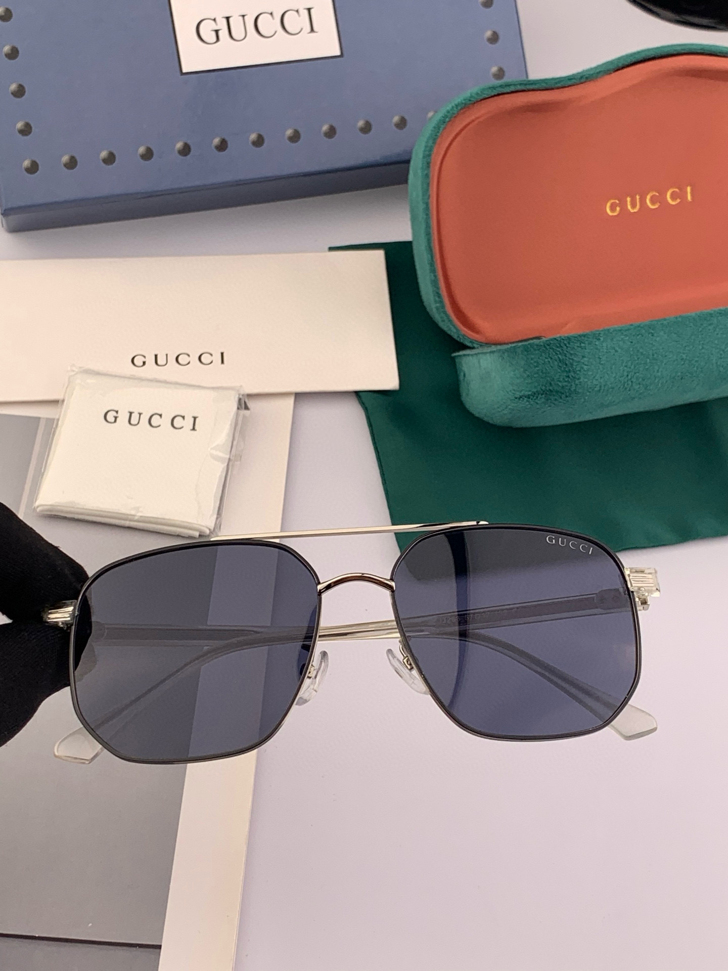 GUCCI 官网同步。 高品质男女款墨镜 👍 进口宝丽来偏光镜片 。蛤蟆镜 开车钓鱼都可 。型号：G33