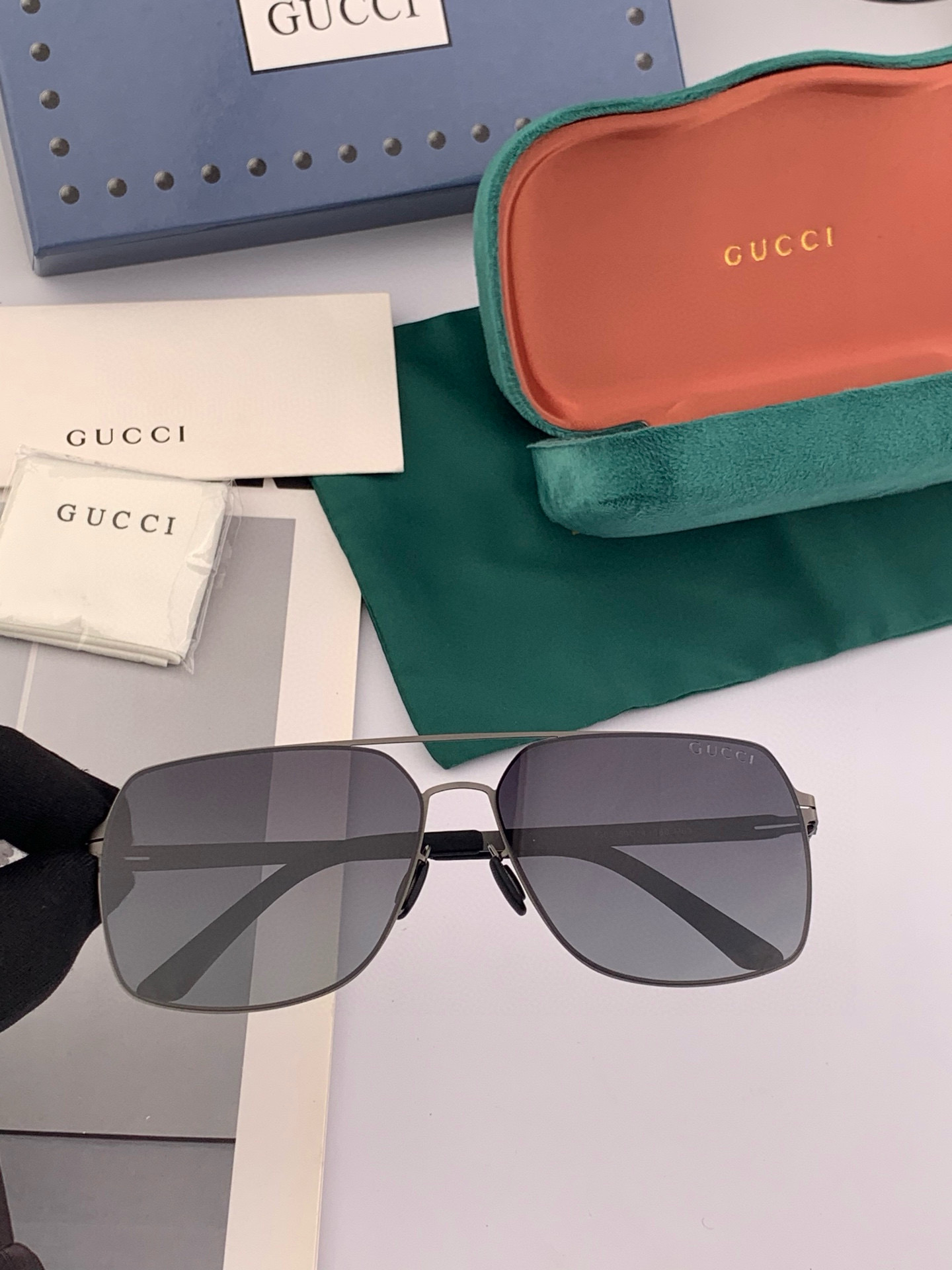 GUCCI 男款炫彩飞行员偏光太阳镜 ❤️材质：高清尼龙加厚卡槽高清偏光镜片 🌹无边框镜架💕颜 型号：G