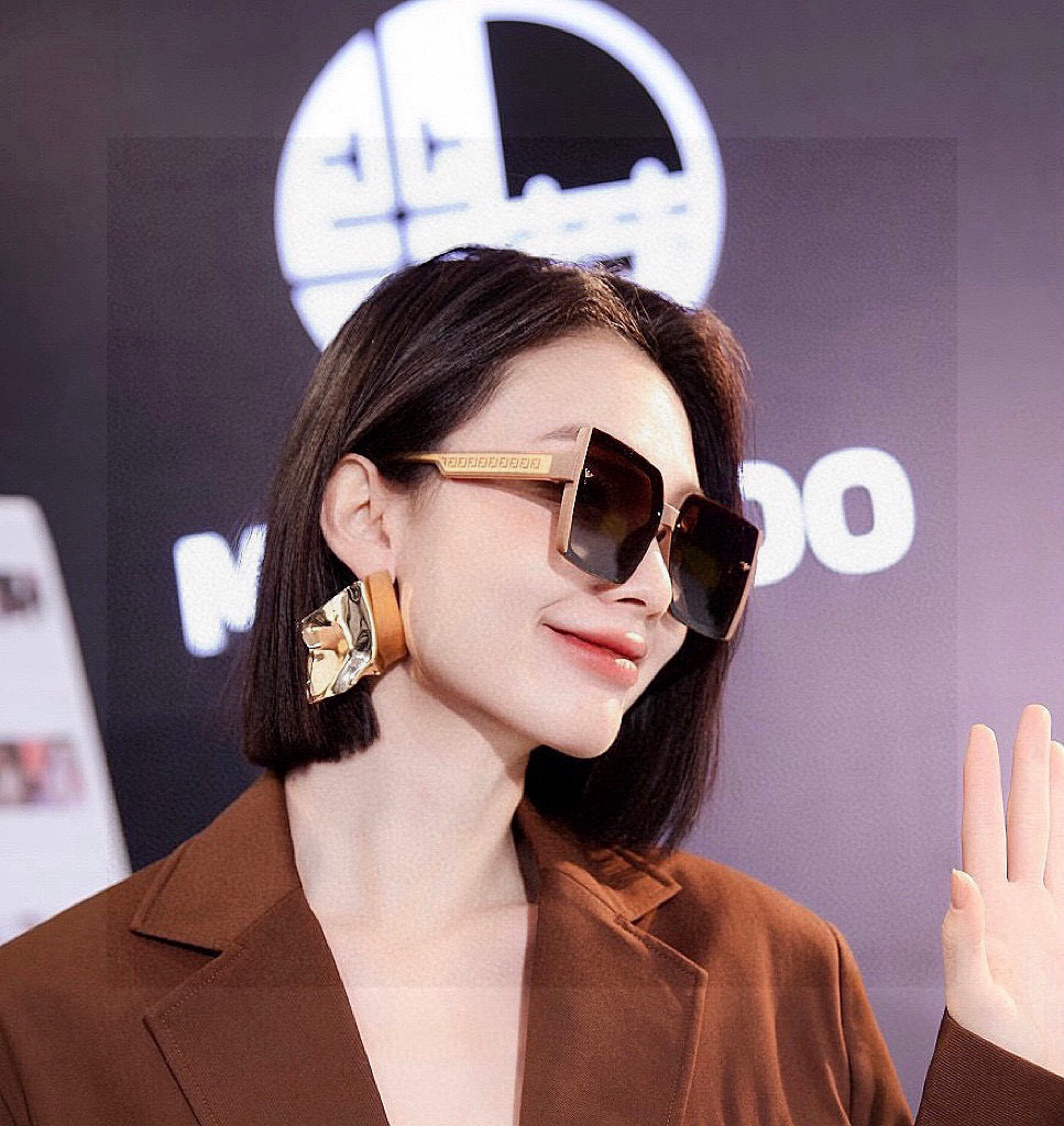 NO:374912,【Fendi】2025 new spring model trendy fashion square polarized sunglasses high quality comfortable to wear Internet celebrity trendy sunglasses women's high definition polarized sunglasses high quality TR frame Model FD8191 glasses sunglasses sunglasses, glasses, fendi19860909【芬迪】2025开春新款 潮流爆款 时尚方框偏光太阳镜 高品质 佩戴舒适 网红潮款墨镜 女士高清偏光太阳镜 高品质TR镜框 型号FD8191眼镜墨镜太阳镜,眼镜,fendi,glasses