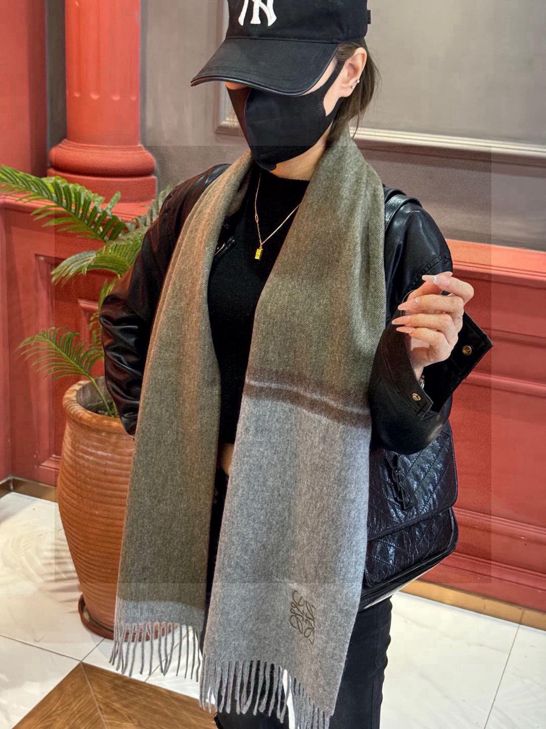 罗意威👍巴黎时装展商务男士女士通用双面羊绒披肩🔥代工厂臻选上乘的超细羊绒纤维 进行纯手工精梳处理 耗时耗