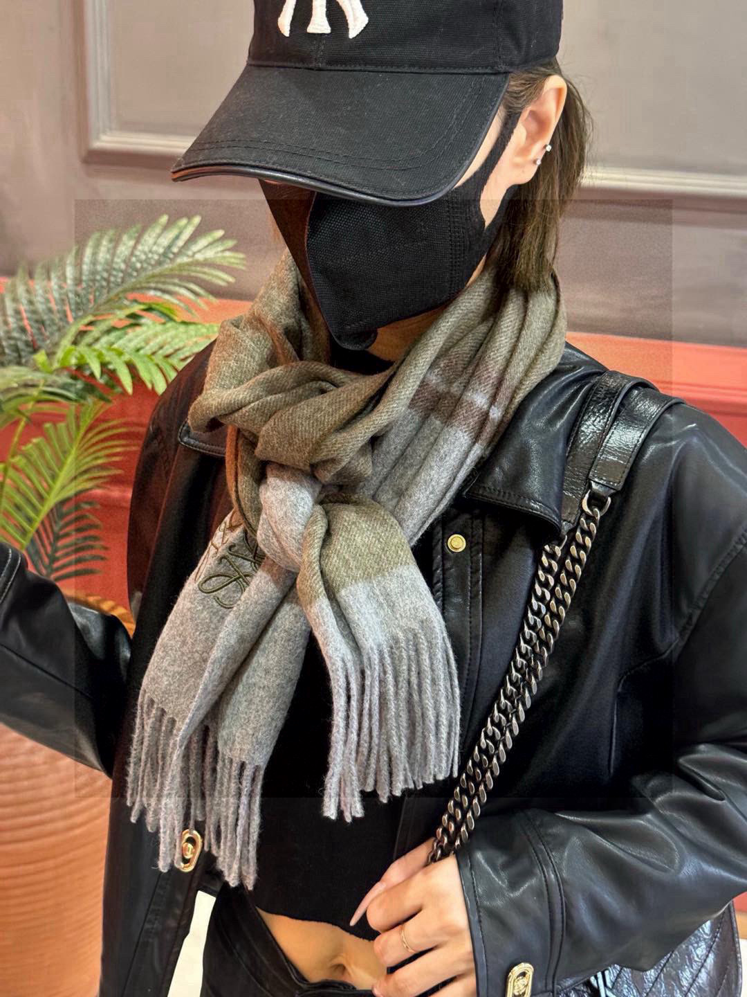 罗意威👍巴黎时装展商务男士女士通用双面羊绒披肩🔥代工厂臻选上乘的超细羊绒纤维 进行纯手工精梳处理 耗时耗