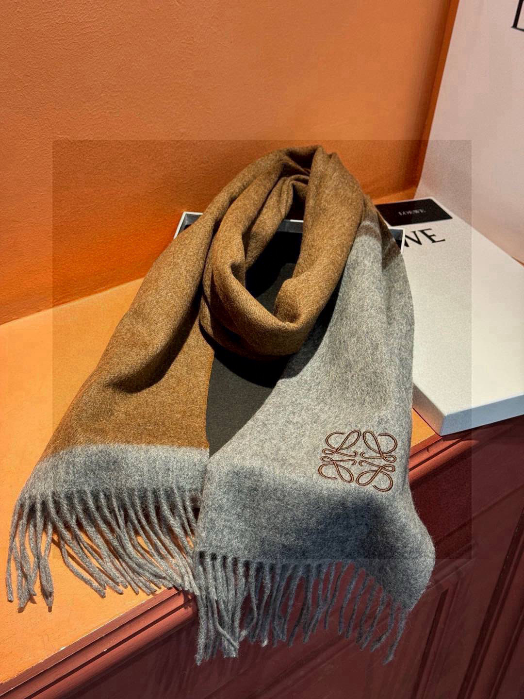 罗意威👍巴黎时装展商务男士女士通用双面羊绒披肩🔥代工厂臻选上乘的超细羊绒纤维 进行纯手工精梳处理 耗时耗