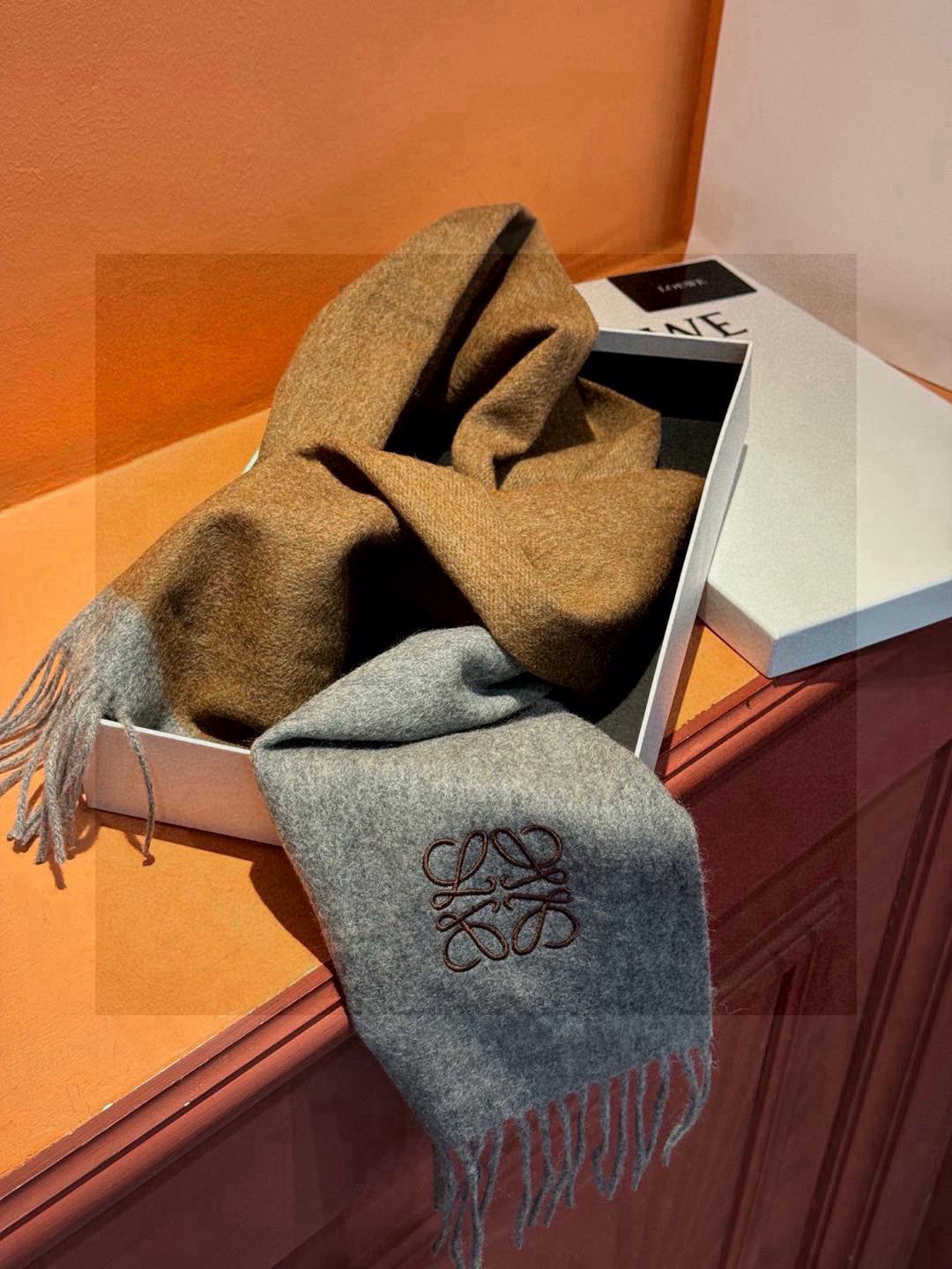 罗意威👍巴黎时装展商务男士女士通用双面羊绒披肩🔥代工厂臻选上乘的超细羊绒纤维 进行纯手工精梳处理 耗时耗