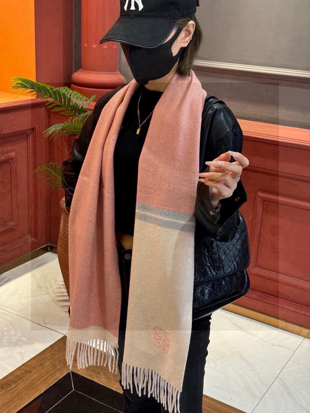 罗意威👍巴黎时装展商务男士女士通用双面羊绒披肩🔥代工厂臻选上乘的超细羊绒纤维 进行纯手工精梳处理 耗时耗