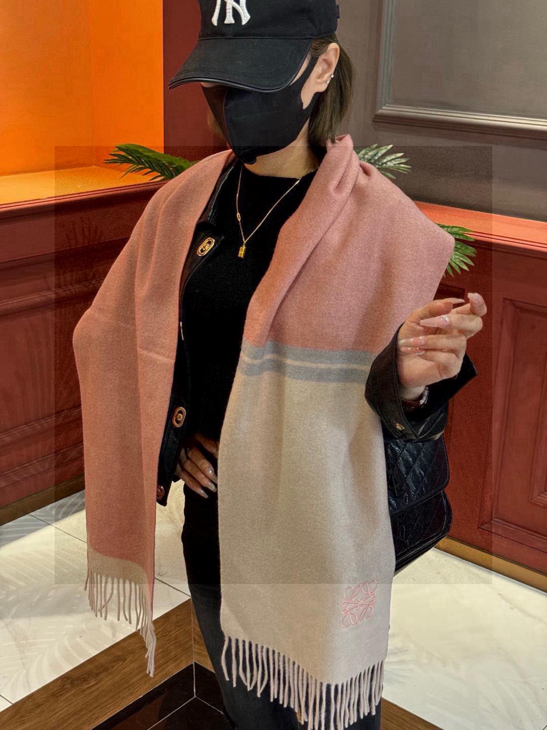 罗意威👍巴黎时装展商务男士女士通用双面羊绒披肩🔥代工厂臻选上乘的超细羊绒纤维 进行纯手工精梳处理 耗时耗