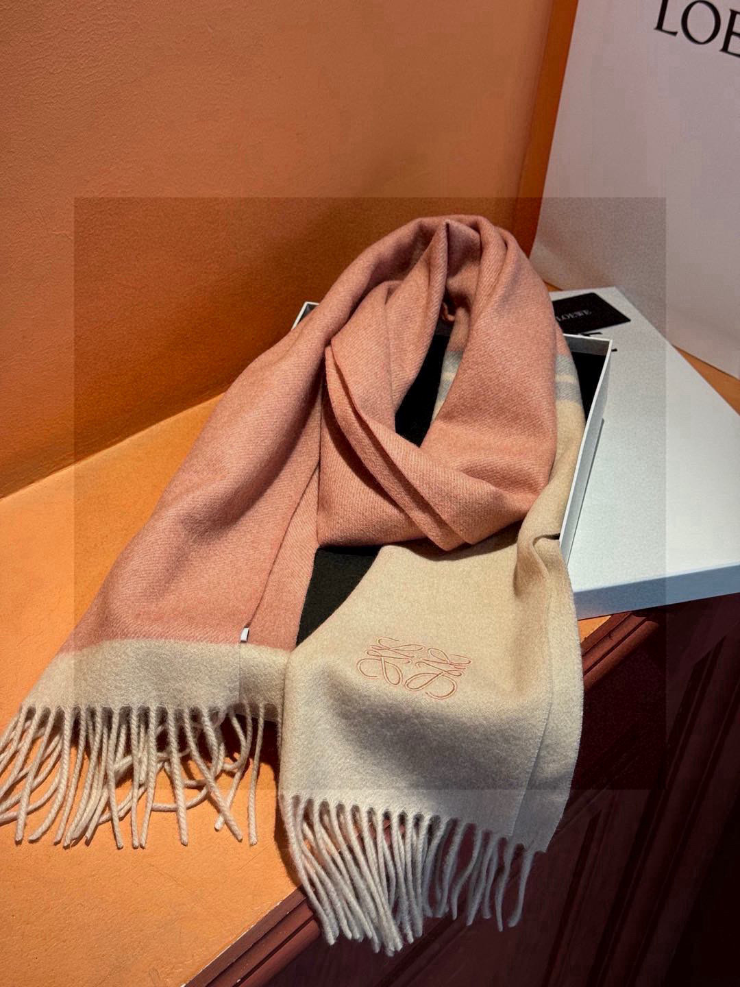 罗意威👍巴黎时装展商务男士女士通用双面羊绒披肩🔥代工厂臻选上乘的超细羊绒纤维 进行纯手工精梳处理 耗时耗