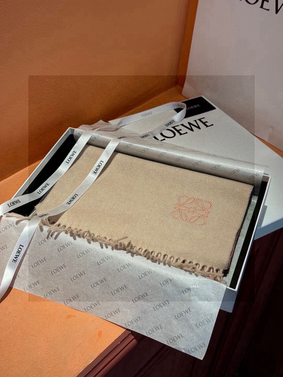 罗意威👍巴黎时装展商务男士女士通用双面羊绒披肩🔥代工厂臻选上乘的超细羊绒纤维 进行纯手工精梳处理 耗时耗