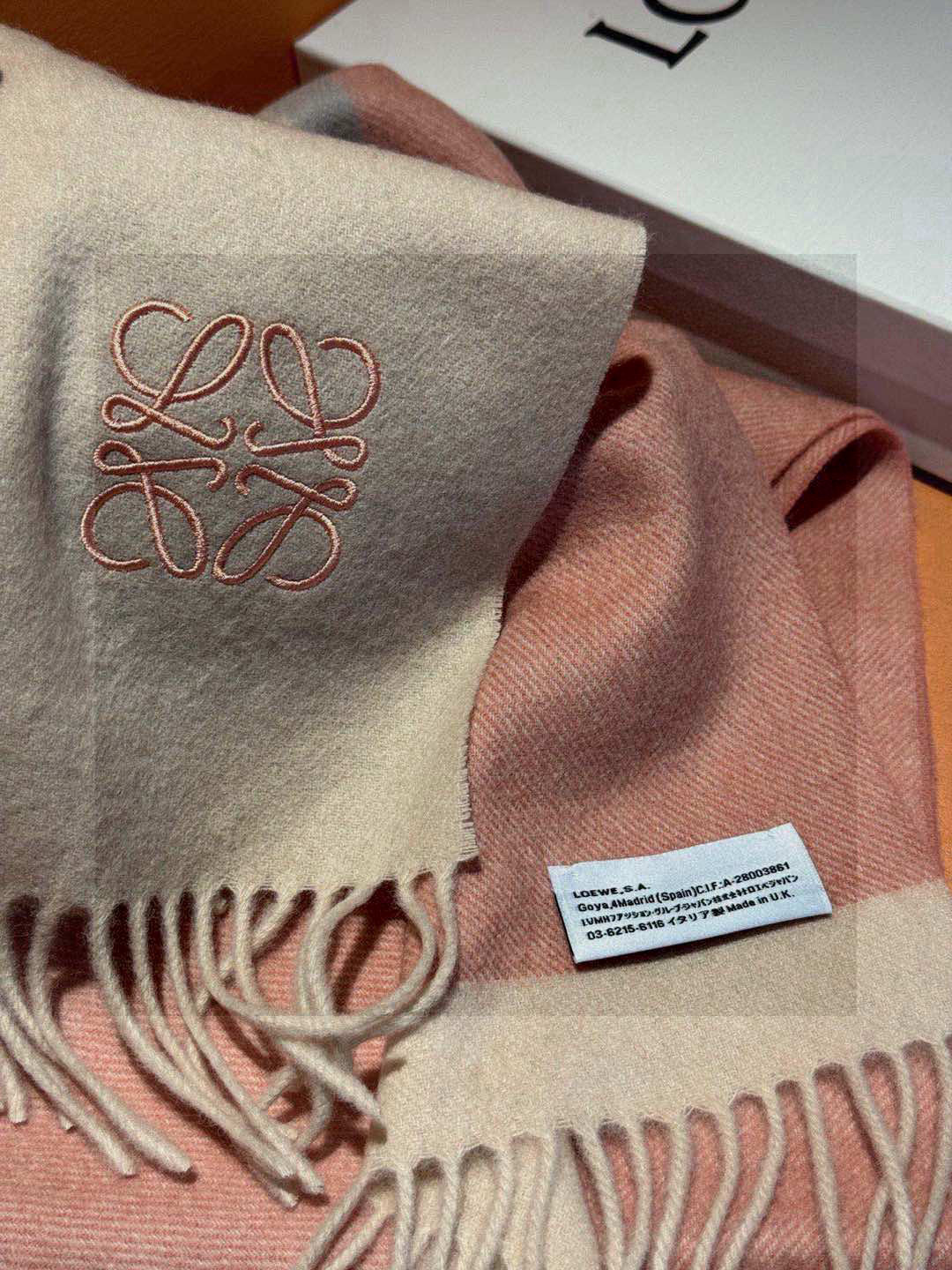 罗意威👍巴黎时装展商务男士女士通用双面羊绒披肩🔥代工厂臻选上乘的超细羊绒纤维 进行纯手工精梳处理 耗时耗