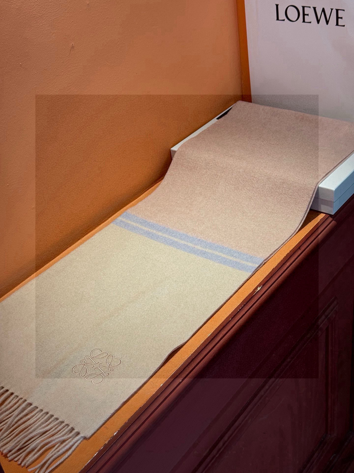 罗意威👍巴黎时装展商务男士女士通用双面羊绒披肩🔥代工厂臻选上乘的超细羊绒纤维 进行纯手工精梳处理 耗时耗