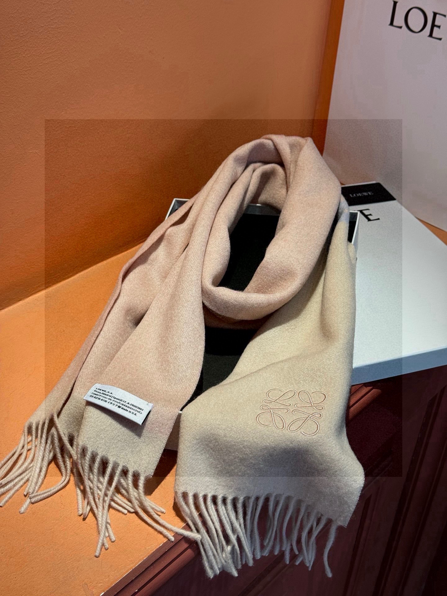 罗意威👍巴黎时装展商务男士女士通用双面羊绒披肩🔥代工厂臻选上乘的超细羊绒纤维 进行纯手工精梳处理 耗时耗