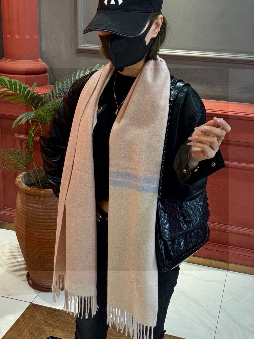 罗意威👍巴黎时装展商务男士女士通用双面羊绒披肩🔥代工厂臻选上乘的超细羊绒纤维 进行纯手工精梳处理 耗时耗