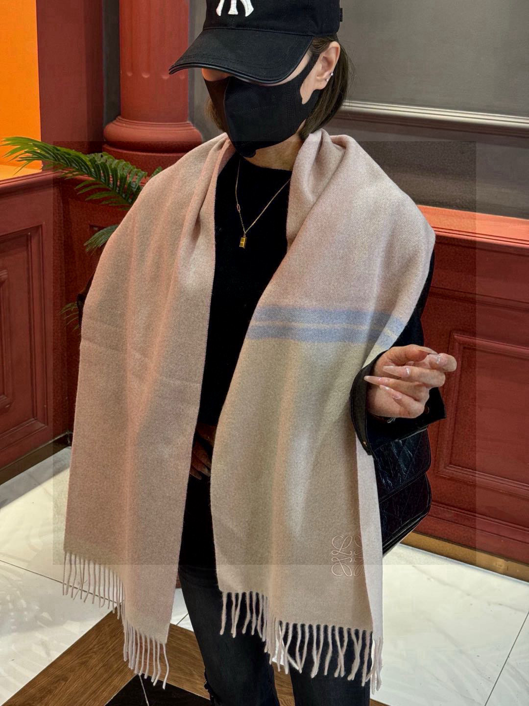 罗意威👍巴黎时装展商务男士女士通用双面羊绒披肩🔥代工厂臻选上乘的超细羊绒纤维 进行纯手工精梳处理 耗时耗