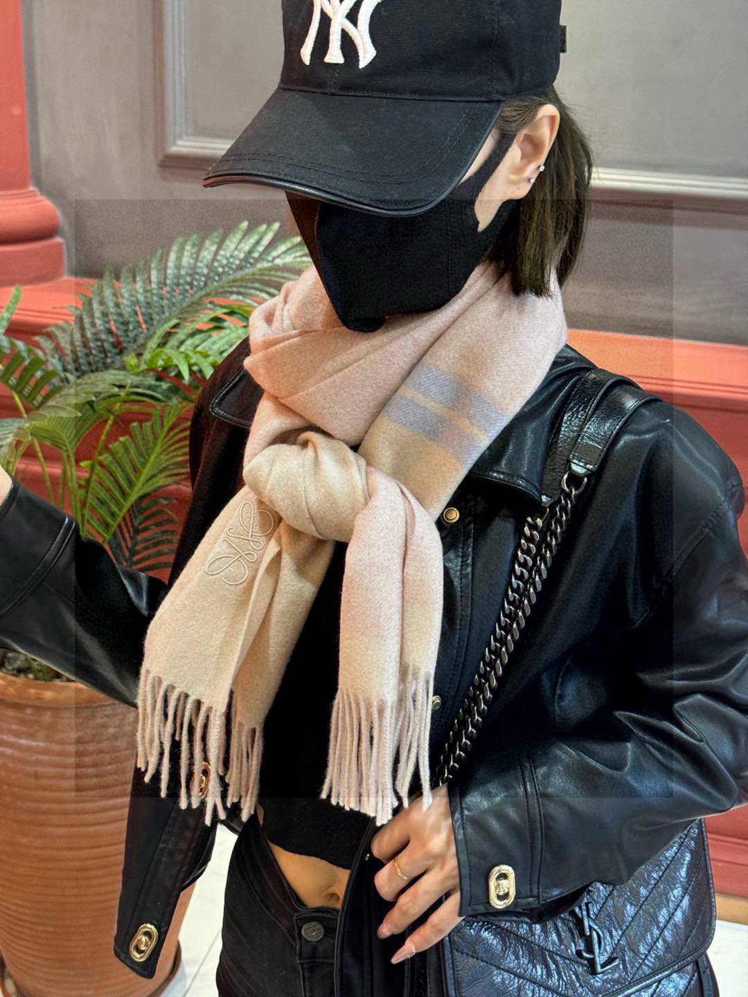 罗意威👍巴黎时装展商务男士女士通用双面羊绒披肩🔥代工厂臻选上乘的超细羊绒纤维 进行纯手工精梳处理 耗时耗