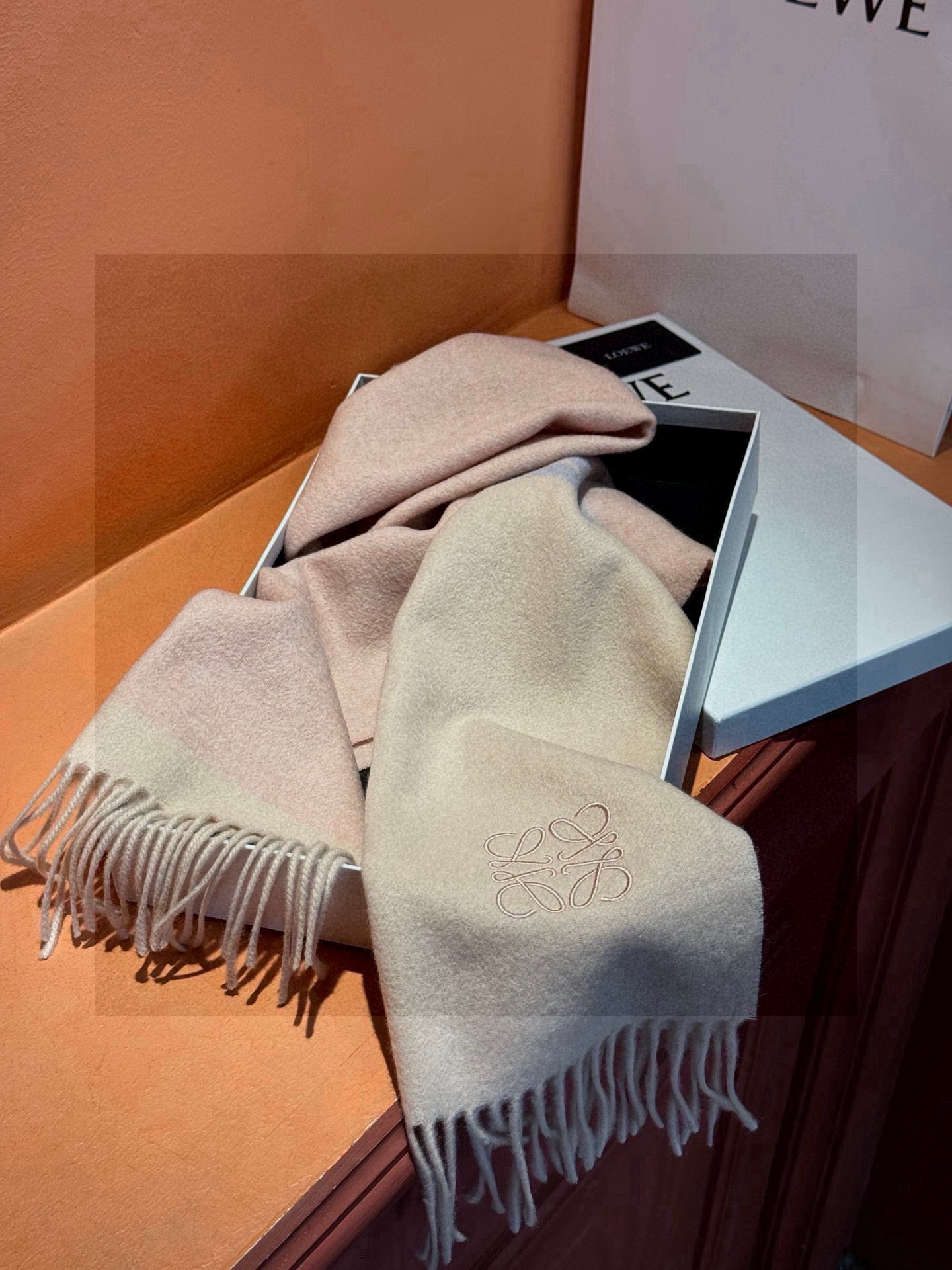 罗意威👍巴黎时装展商务男士女士通用双面羊绒披肩🔥代工厂臻选上乘的超细羊绒纤维 进行纯手工精梳处理 耗时耗