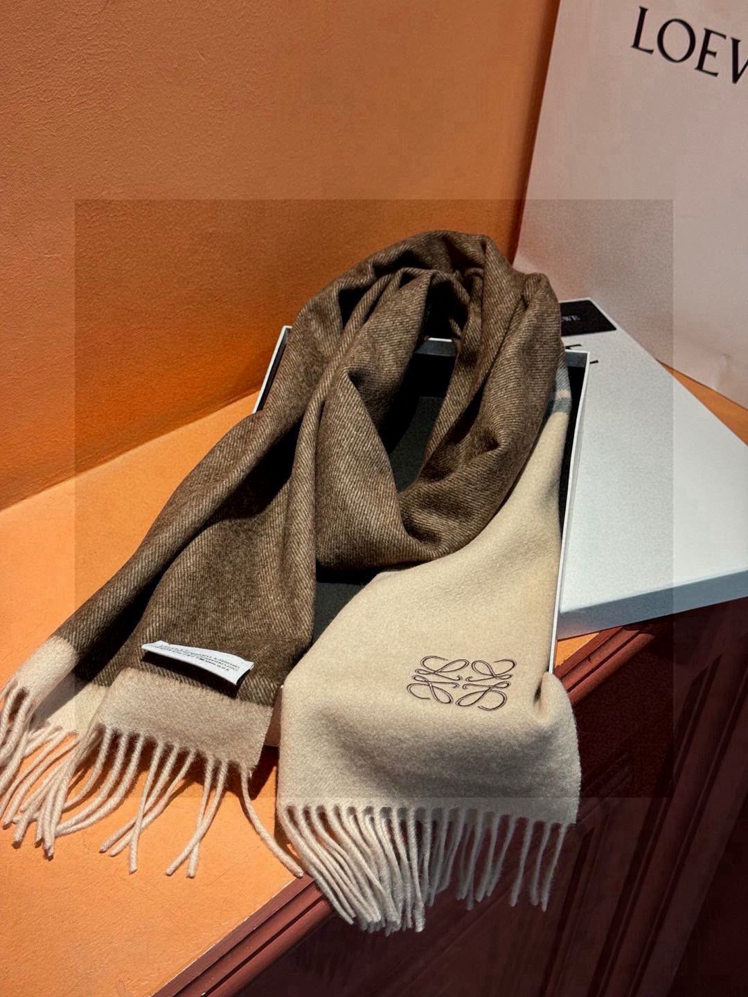 罗意威👍巴黎时装展商务男士女士通用双面羊绒披肩🔥代工厂臻选上乘的超细羊绒纤维 进行纯手工精梳处理 耗时耗