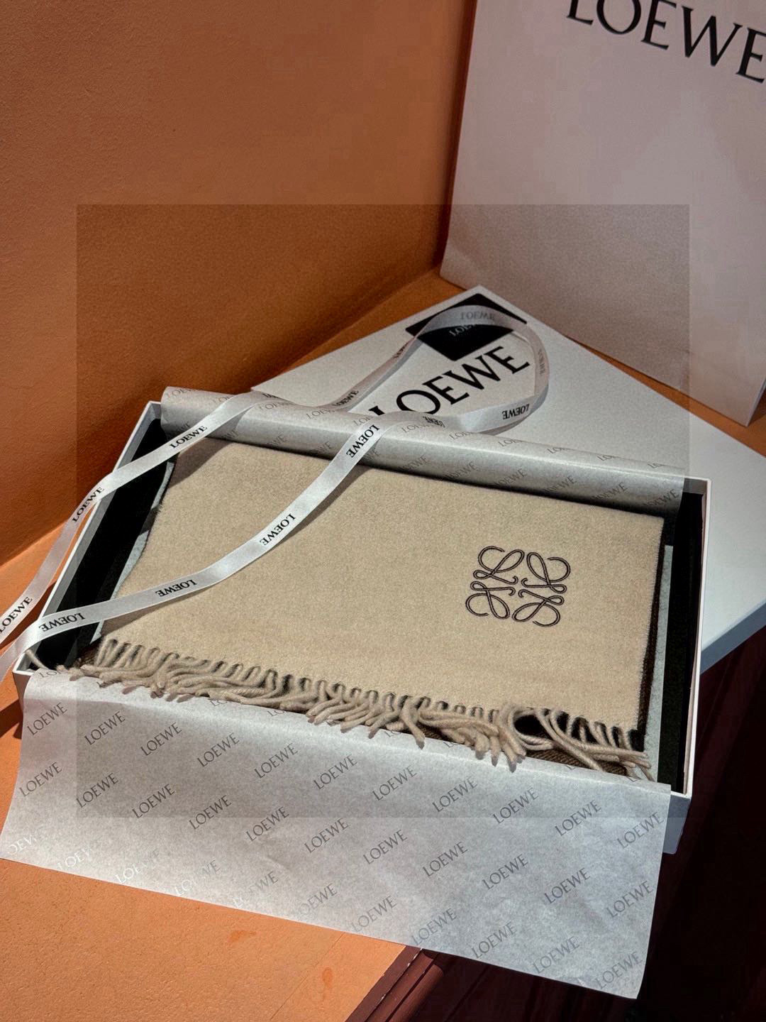 罗意威👍巴黎时装展商务男士女士通用双面羊绒披肩🔥代工厂臻选上乘的超细羊绒纤维 进行纯手工精梳处理 耗时耗