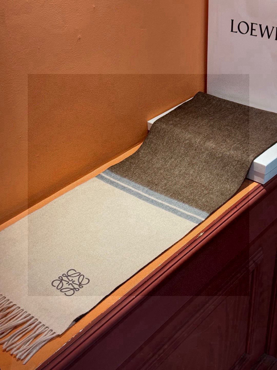 罗意威👍巴黎时装展商务男士女士通用双面羊绒披肩🔥代工厂臻选上乘的超细羊绒纤维 进行纯手工精梳处理 耗时耗