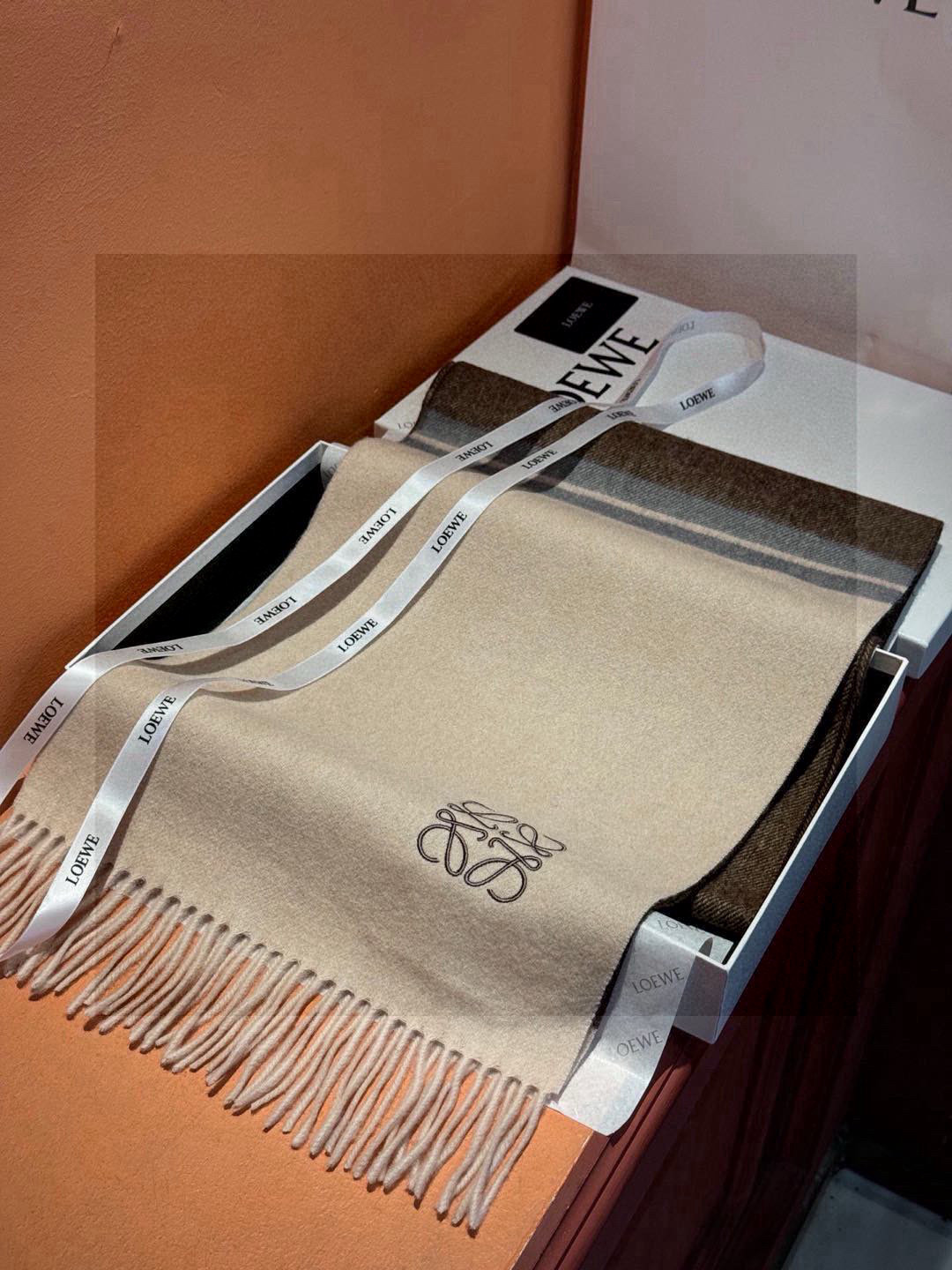 罗意威👍巴黎时装展商务男士女士通用双面羊绒披肩🔥代工厂臻选上乘的超细羊绒纤维 进行纯手工精梳处理 耗时耗