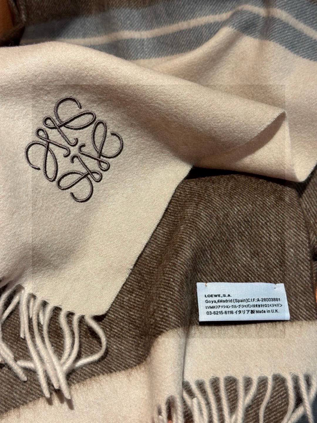 罗意威👍巴黎时装展商务男士女士通用双面羊绒披肩🔥代工厂臻选上乘的超细羊绒纤维 进行纯手工精梳处理 耗时耗