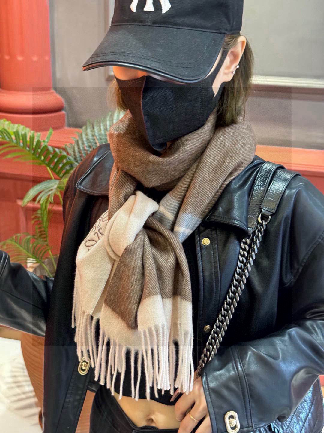 罗意威👍巴黎时装展商务男士女士通用双面羊绒披肩🔥代工厂臻选上乘的超细羊绒纤维 进行纯手工精梳处理 耗时耗