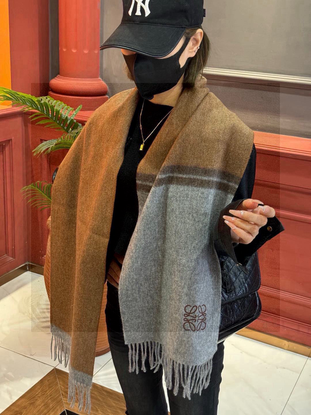 罗意威👍巴黎时装展商务男士女士通用双面羊绒披肩🔥代工厂臻选上乘的超细羊绒纤维 进行纯手工精梳处理 耗时耗