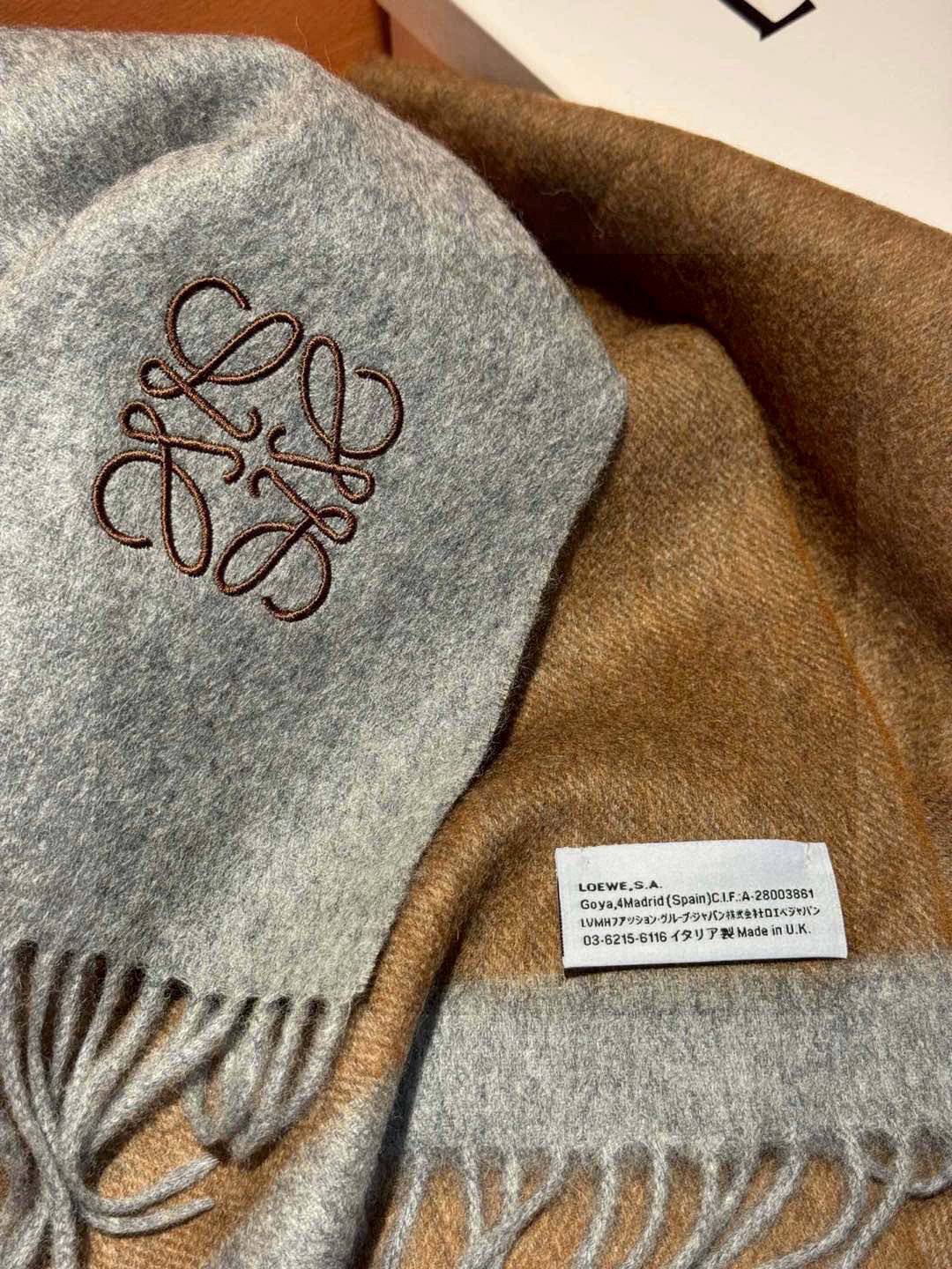 罗意威👍巴黎时装展商务男士女士通用双面羊绒披肩🔥代工厂臻选上乘的超细羊绒纤维 进行纯手工精梳处理 耗时耗