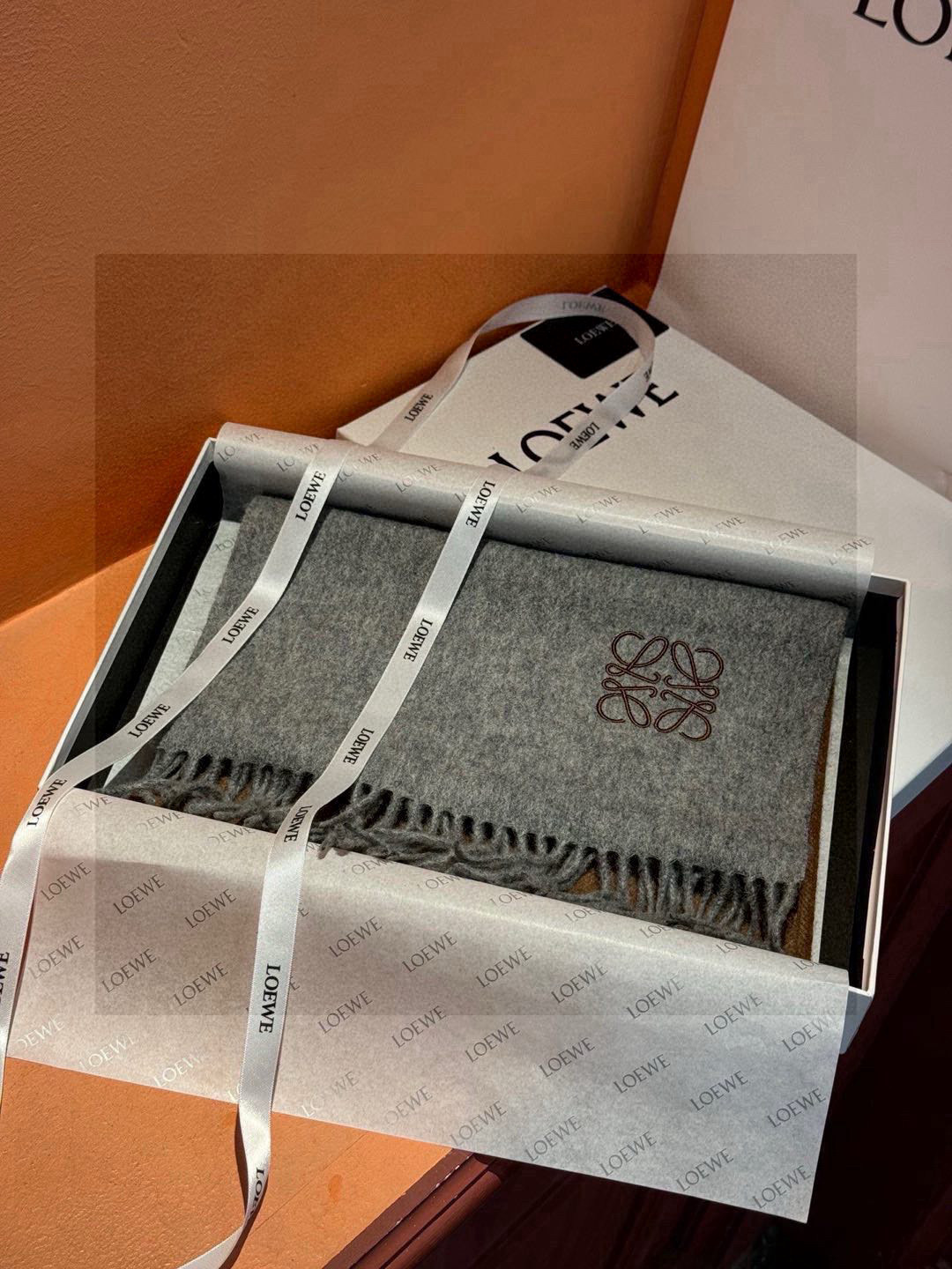 罗意威👍巴黎时装展商务男士女士通用双面羊绒披肩🔥代工厂臻选上乘的超细羊绒纤维 进行纯手工精梳处理 耗时耗