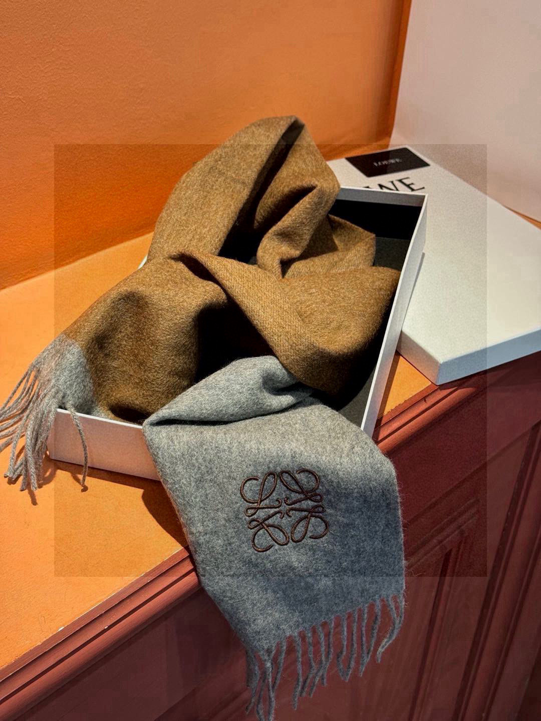 罗意威👍巴黎时装展商务男士女士通用双面羊绒披肩🔥代工厂臻选上乘的超细羊绒纤维 进行纯手工精梳处理 耗时耗