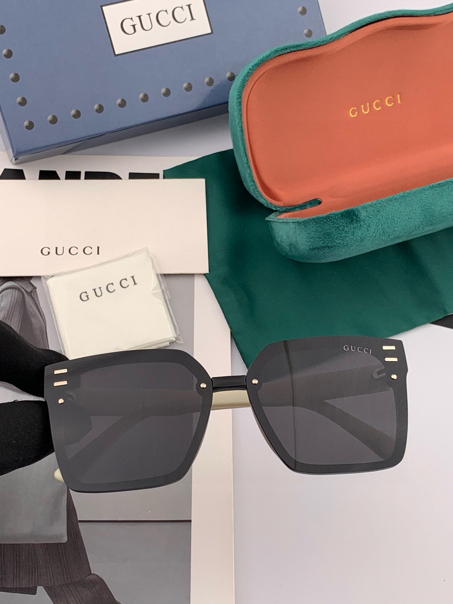 Gucci 经典的方框设计，不挑脸型，无论搭配大衣还是连衣裙都非常显气质尼龙偏光镜片预防紫外线 型号：G